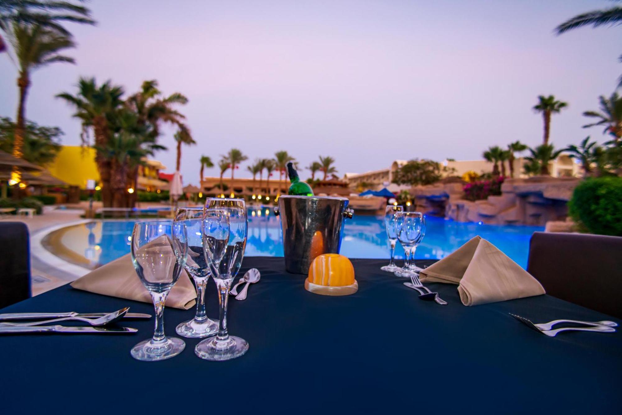 ホテル シエラ シャルム エル シェイク シャルム・エル・シェイク エクステリア 写真 The pool at the Hilton Sharm El Sheikh