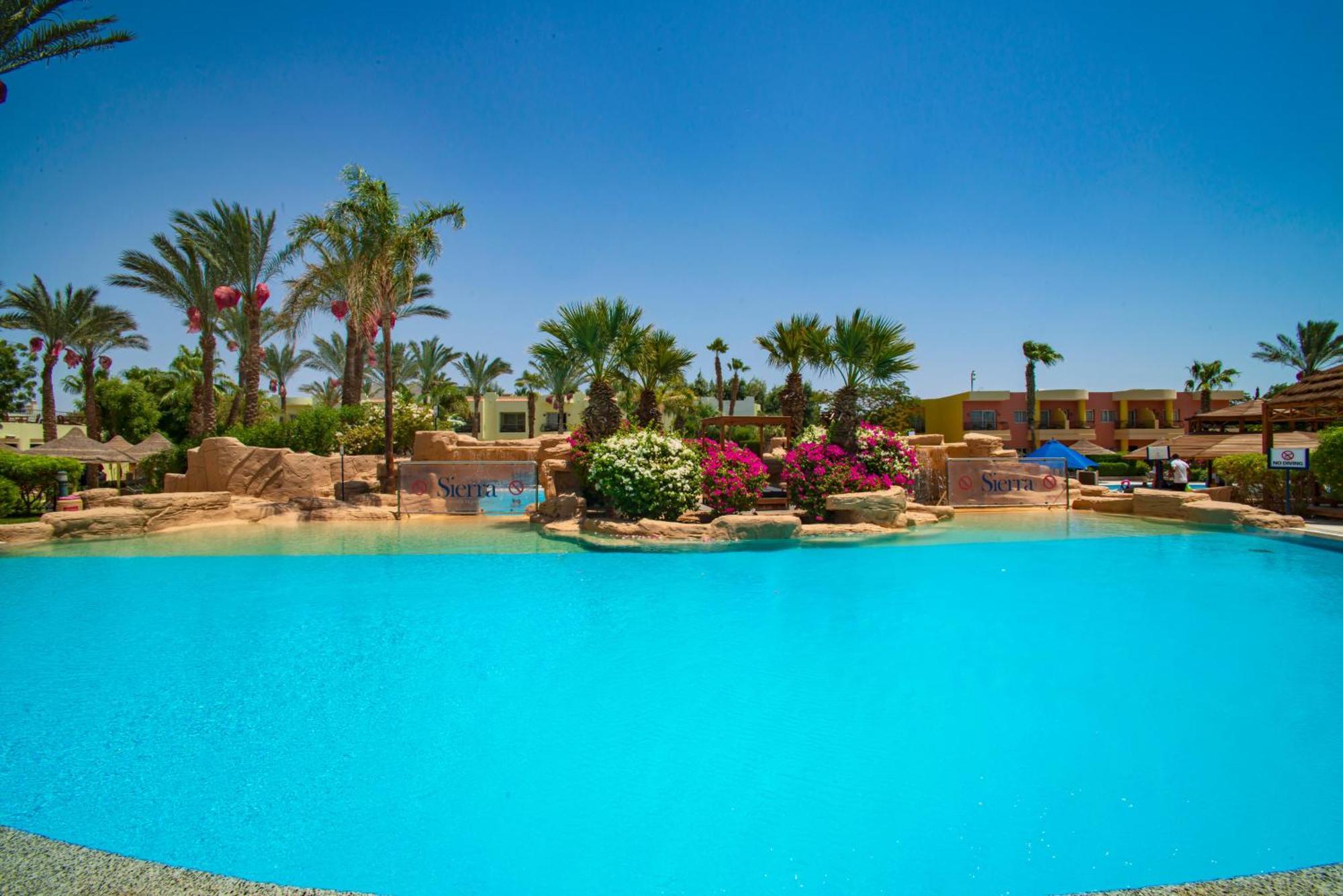 ホテル シエラ シャルム エル シェイク シャルム・エル・シェイク エクステリア 写真 The swimming pool at the Hilton Luxor