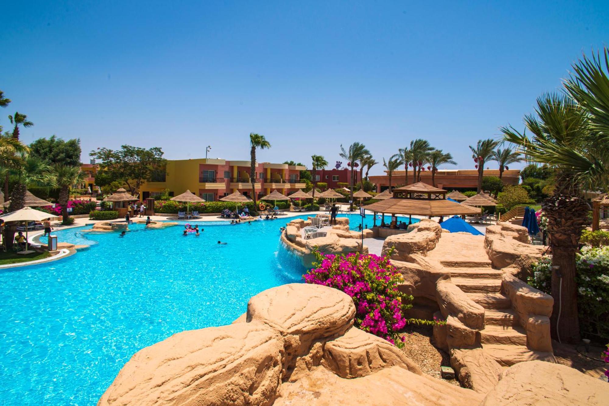 ホテル シエラ シャルム エル シェイク シャルム・エル・シェイク エクステリア 写真 A swimming pool at a resort in Egypt
