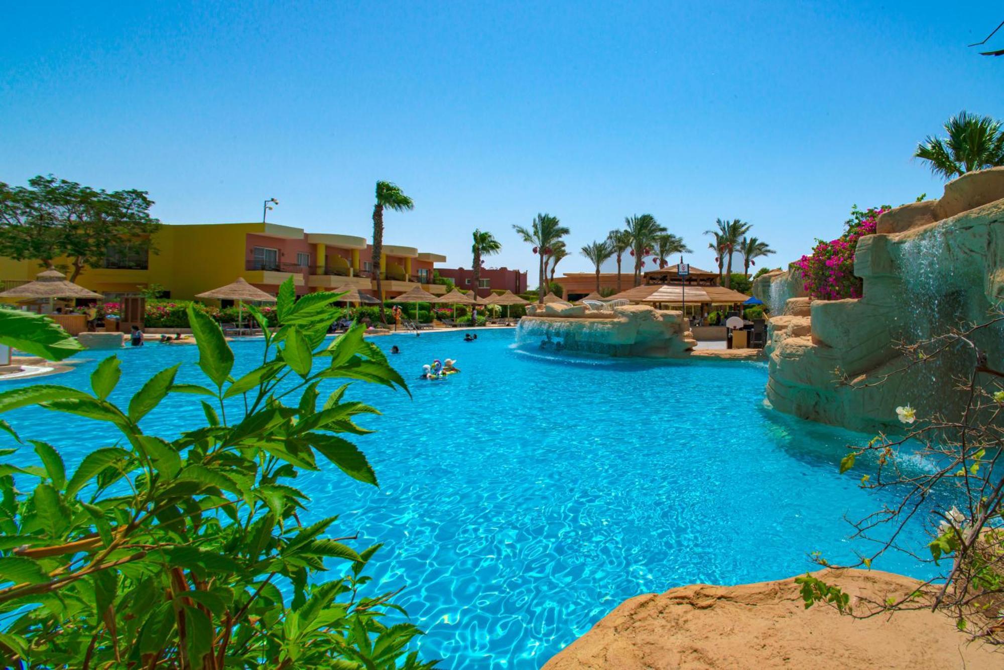 ホテル シエラ シャルム エル シェイク シャルム・エル・シェイク エクステリア 写真 A swimming pool at a resort in Egypt