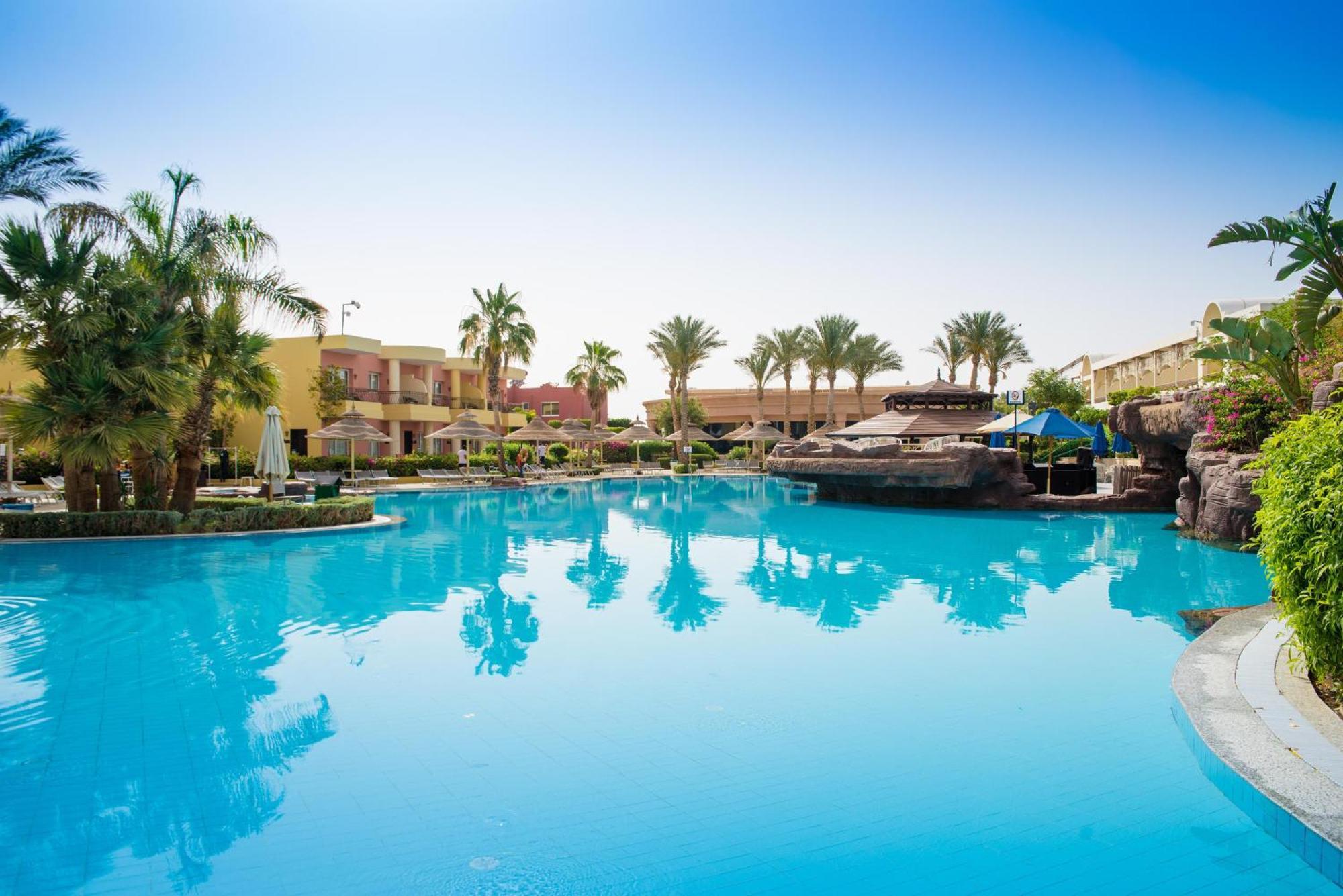 ホテル シエラ シャルム エル シェイク シャルム・エル・シェイク エクステリア 写真 The swimming pool at the Hilton Luxor
